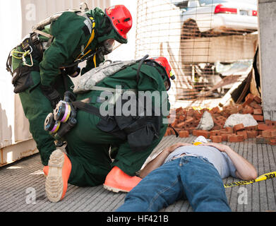 Les membres de la Garde Nationale de New York train comme un moyen d'aider les victimes de catastrophes d'une simulation à l'état de la protection civile Centre de formation d'Oriskany NY le 16 juin 2016. Cela faisait partie d'un scénario de formation organisé par le centre de formation préparer les membres du New York's Response Force intérieure composée de New York et les membres de la Garde nationale de l'armée et les civils. La formation se conclut par un processus de validation à la fin de la semaine l'équipe de certification d'exercer leurs fonctions en cas d'état d'urgence pour les 2 prochaines années, après quoi ils passeront par le valideurs Banque D'Images