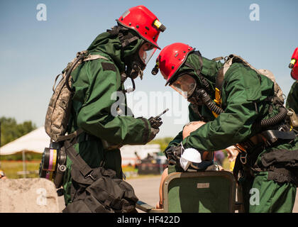 Les membres de la New York Air National Guard et de l'Armée de former comme un moyen d'aider les victimes de catastrophes d'une simulation à l'état de la protection civile Centre de formation d'Oriskany NY le 16 juin 2016. Cela faisait partie d'un scénario de formation organisé par le centre de formation préparer les membres du New York's Response Force intérieure composée de New York et les membres de la Garde nationale de l'armée et les civils. La formation se conclut par un processus de validation à la fin de la semaine l'équipe de certification d'exercer leurs fonctions en cas d'état d'urgence pour les 2 prochaines années, après quoi ils passeront par le Banque D'Images