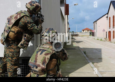 Le Corps des Marines des États-Unis. Chase C. Lawrence, (à droite), un carabinier, et lance le Cpl. William T. Wallace, (à gauche), un chef d'équipe, à la fois avec la compagnie Bravo, 1er Bataillon, 8e Régiment de Marines, air-sol marin à des fins spéciales Groupe Force-Crisis Response-Africa à préparer un feu M136 AT4 tube formation fusée antichar contre un char ennemi des soldats de l'armée française avec le Centre d'entraînement au combat urbain à bord de Sissonne Camp, France, le 17 juin 2016 au cours de la formation, SPMAGTF CENZUB-CR-AF Marines ont eu l'occasion de travailler en coopération avec une compagnie de soldats de l'armée française, l'intégration de thei Banque D'Images