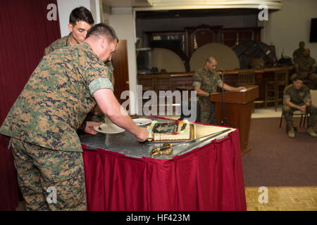 Chef principal hôpital Corpsman Mitchell Woods coupe le gâteau d'anniversaire au cours de la 118e cérémonie d'anniversaire de l'hôpital de la marine à bord Corpsman Base Aérienne de Morón, Espagne, le 17 juin 2016. Les Marines et les marins avec des Force-Crisis Response-Africa Tâche air-sol marin se sont réunis pour célébrer et réfléchir sur le patrimoine et l'histoire de l'hôpital de la Marine Corps. (U.S. Marine Corps photo par le s.. Tia Nagle/relâché) SPMAGTF-CR-AF célèbre la 118e anniversaire de la Marine Hospital Corpsman 160617-M-NJ276-020 Banque D'Images