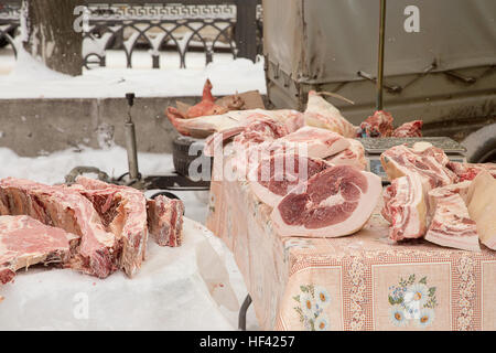 La viande de porc congelé sur le comptoir de foire de rue hiver site Banque D'Images