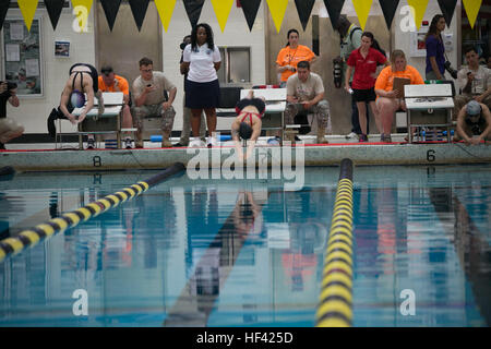 Vétéran du Corps des Marines des États-Unis Jenna Bisone plonge dans la piscine en 2016 Ministère de la Défense (DoD) compétition de natation Jeux de guerrier à l'Académie militaire des États-Unis à West Point, N.Y., 20 juin 2016. Un Bisone Oceanside, Californie, indigène, est membre de l'équipe des Jeux de guerrier DoD 2016 Marine Corps. La DoD 2016 Jeux de guerrier est un concours sportif adapté des blessés, des malades et des blessés militaires et des anciens combattants de l'armée américaine, Marine Corps, la marine, la Force aérienne et le commandement des opérations spéciales, les Forces armées britanniques. (U.S. Marine Corps photo par le Cpl. Calvin Shamoon/libérés) DoD 2016 Warri Banque D'Images