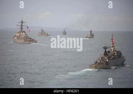 Golfe de Thaïlande (20 juin 2016) - Les navires des États-Unis et Royal Marines Thaï formation pause à la fin d'un exercice de manœuvre en mer dans le cadre de l'exercice de préparation et de formation à la coopération (CARAT) de Thaïlande. CARAT est une série d'exercices maritimes annuel entre la U.S. Navy, Corps des Marines des États-Unis et les forces armées de neuf pays partenaires de : Bangladesh, Brunei, Cambodge, Indonésie, Malaisie, Singapour, les Philippines, la Thaïlande et le Timor-Leste. (U.S. Photo par Marine Lance Cpl. Carl King Jr/. Libéré) LES MARINES AMÉRICAINS ET LES MARINS À BORD DE L'USS ASHLAND (LSD 48) VIS Banque D'Images