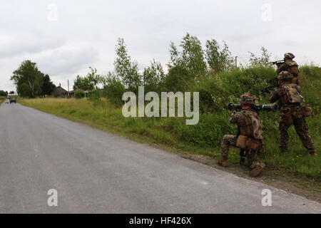 Les Marines américains avec la Compagnie Charlie, 1e Battatlion 8e Régiment de Marines, air-sol marin à des fins spéciales Groupe Force-Crisis Response-Africa se préparent à engager un véhicule avec un M136 AT4 fusée antichar tube formation lors d'un camp à bord d'attaque interarmes Sainte-preuve, France, le 21 juin 2016. Au cours de formation SPMAGTF CENZUB-CR-AF Marines ont eu l'occasion de travailler en coopération avec des soldats de l'armée française de l'entreprise, l'intégration de leurs compétences et ressources, y compris des armes et des véhicules militaires pour former un plan de bataille efficace, semblable à ce qu'ils peuvent rencontrer dans le cas d'une crise future. (U.S. M Banque D'Images