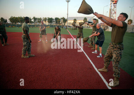 Marines avec des air-sol marin crise Response-Africa Groupe d'organiser un événement de formation physique avec le célèbre Chef Robert Irvine à la base aéronavale de Sigonella, en Italie, le 28 juillet 2016. Marines a terminé un cours de circuit avec Irvine, qui comprenait le haut et le bas du corps d'entraînement, Marine Corps techniques Programme d'arts martiaux et tours autour du terrain de baseball. (U.S. Marine Corps photo par le Cpl. Alexander Mitchell/libérés) Chef Robert Irvine passe du temps avec les Marines en Italie 160727-M-ML847-021 Banque D'Images