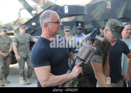 Le célèbre Chef Robert Irvine est titulaire d'un M32 lance-grenades multiples au cours d'une exposition statique créé par marines avec des air-sol marin crise Response-Africa au Groupe de travail de la base aéronavale de Sigonella, en Italie, le 28 juillet 2016. Certains affichent des Marines de leurs capacités et de véhicules pour Irvine et eu la chance d'avoir des conversations avec lui. (U.S. Marine Corps photo par le Cpl. Alexander Mitchell/libérés) Chef Robert Irvine passe du temps avec les Marines en Italie 160728-M-KS936-042 Banque D'Images