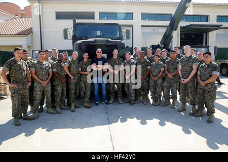 Le célèbre Chef Robert Irvine et les Marines avec des air-sol marin crise Response-Africa Groupe de travail posent pour la photo de groupe lors d'une exposition statique à la base aéronavale de Sigonella, en Italie, le 28 juillet 2016. Certains affichent des Marines de leurs capacités et de véhicules pour Irvine et eu la chance d'avoir des conversations avec lui. (U.S. Marine Corps photo par le Cpl. Alexander Mitchell/libérés) Chef Robert Irvine passe du temps avec les Marines en Italie 160728-M-KS936-069 Banque D'Images