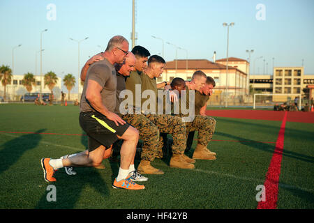 Le célèbre Chef Robert Irvine et les Marines avec des air-sol marin crise Response-Africa Task Force conduite squad se jette au cours d'un événement d'entraînement physique à la base aéronavale de Sigonella, en Italie, le 28 juillet 2016. Marines a terminé un cours de circuit avec Irvine, qui comprenait le haut et le bas du corps d'entraînement, Marine Corps techniques Programme d'arts martiaux et tours autour du terrain de baseball. (U.S. Marine Corps photo par le Cpl. Alexander Mitchell/libérés) Chef Robert Irvine passe du temps avec les Marines en Italie 160728-M-ML847-253 Banque D'Images