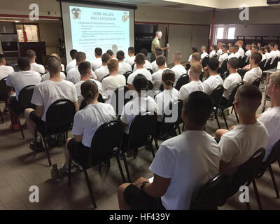 NAVAJO CAMP, Arizona (Aug. 13, 2016) - Marine Corps Le Colonel Patrick Wall traite près de 90 candidats aspirant au cours d'une classe sur la marine et du Corps des valeurs de base le 13 août 2016, au Camp, Navajo en Arizona, dans le cadre d'officiers de réserve de la Marine Corps Formation formation Orientation des nouveaux étudiants mixte. La semaine de formation de l'ONS a eu lieu du 12 au 19 août, avec la moitié au Camp combiné aux côtés de Navajo candidats de première année de l'Université du Nouveau-Mexique et Arizona State University NROTC, unités et la seconde moitié à l'Université de l'Arizona à Tucson, Arizona. La formation régionale conjointe était la première combin Banque D'Images