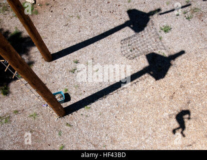 FLAGSTAFF, Arizona (août 15, 2016) - l'ombre d'une université de l'Arizona l'aspirant candidat de la formation des officiers de réserve de la marine de l'unité Corps jette une ombre flottante de 50 pieds ci-dessous comme il utilise des cordes pour traverser deux plates-formes haute 15 août 2016, à l'université Northern Arizona's Challenge Course de Flagstaff, Arizona, dans le cadre de la nouvelle formation d'orientation des élèves. La semaine de formation de l'ONS a eu lieu du 12 au 19 août, avec la moitié de la région de Flagstaff combiné aux côtés des candidats de première année de l'Université du Nouveau-Mexique et Arizona State University NROTC, unités et la seconde moitié à l'U Banque D'Images