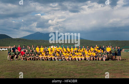 NAVAJO CAMP, Arizona (Aug. 15, 2016) - Le service actif et l'aspirant de personnel, avec près de 90 candidats de l'aspirant de Réserve navale des unités du Corps d'élèves-officiers à l'Université d'Arizona, Université du Nouveau Mexique et Arizona State University, posent pour une photo de groupe le 15 août 2016, avant d'effectuer leur dernière compétition au Camp, Navajo en Arizona. La semaine de formation de l'ONS a eu lieu du 12 au 19 août, avec la moitié de la région de Flagstaff combiné aux côtés d'étudiant de candidats de l'autre pour les universités, et la seconde moitié à l'Université de l'Arizona à Tucson, Arizona. L Banque D'Images