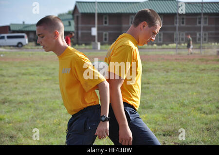 NAVAJO CAMP, Arizona (Aug. 15, 2016) - Deux candidats aspirant de courir avec un volley-ball coincé entre le dos de la station relais de l'articulation de nouveaux concours d'orientation des élèves pour marquer des points pour leur équipe 15 août 2016, au Camp, Navajo en Arizona. La Réserve navale Officer Training Corps candidats ont été répartis en six équipes et une rotation de six stations. L'Université de l'Arizona NRTOC la semaine de l'unité de formation de l'ONS a eu lieu du 12 au 19 août, avec la moitié de la région de Flagstaff combiné aux côtés des candidats de première année de l'Université du Nouveau-Mexique et Arizona State University, une NROTC Banque D'Images