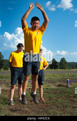 NAVAJO CAMP, Arizona (Aug. 15, 2016) - un aspirant candidat lors de l'exécution de sauts burpee exercices comme ses coéquipiers lancer un oeuf-relais à la cuillère pour les points à leur poste au cours de l'articulation de nouveaux concours d'orientation des élèves le 15 août 2016, au Camp, Navajo en Arizona. Les candidats ont été répartis en six équipes et une rotation de six stations pour gagner des points. L'Université de l'Arizona Naval Reserve Officer Training Corps d'une semaine de l'unité de formation de l'ONS a eu lieu du 12 au 19 août, avec la moitié de la région de Flagstaff combiné aux côtés des candidats de première année de l'Université du Nouveau-Mexique et Arizona State Université Banque D'Images