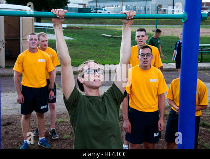 NAVAJO CAMP, Arizona (Aug. 15, 2016) - L'aspirant candidat Madeline Ferguson de l'Université de l'Arizona Naval Reserve Officer Training Corps unité effectue tirer-se lève pour son équipe de la Marine Le lieutenant Michael Murphy Medal of Honor station au cours de la nouvelle commune de la concurrence d'orientation des élèves le 15 août 2016, au Camp, Navajo en Arizona. Les candidats ont été répartis en six équipes et une rotation de six stations pour gagner des points. L'Université de l'Arizona NRTOC la semaine de l'unité de formation de l'ONS a eu lieu du 12 au 19 août, avec la moitié de la région de Flagstaff combiné aux côtés des candidats de première année de l'Université de New Banque D'Images