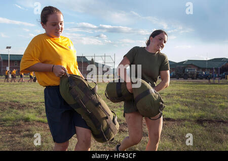 NAVAJO CAMP, Arizona (Aug. 15, 2016) - Les candidats aspirant de Madison Rawls et Catalina Mitchell avec l'Université de l'Arizona Naval Reserve Officer Training Corps unit récupérer leurs sacs dans la première partie de la station relais mixte au cours de la nouvelle concurrence d'orientation des élèves pour marquer des points pour leur équipe 15 août 2016, au Camp, Navajo en Arizona. Les candidats ont été répartis en six équipes et une rotation de six stations. L'Université de l'Arizona d'une semaine de l'unité NROTC ONS formation a eu lieu du 12 au 19 août, avec la moitié de la région de Flagstaff combiné aux côtés des candidats de l'étudiant de l'UNIV Banque D'Images