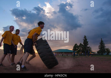 NAVAJO CAMP, Arizona (Aug. 15, 2016) - Une équipe de l'aspirant de candidats retourner un pneu autour d'un losange de baseball à gagner des points pour leur équipe à la station de gonflage de l'articulation de nouveaux concours d'orientation des élèves le 15 août 2016, au Camp, Navajo en Arizona. Les candidats ont été répartis en six équipes et une rotation de six stations pour gagner des points. L'Université de l'Arizona NRTOC la semaine de l'unité de formation de l'ONS a eu lieu du 12 au 19 août, avec la moitié de la région de Flagstaff combiné aux côtés des candidats de première année de l'Université du Nouveau-Mexique et Arizona State University NROTC, unités et la seconde moitié à l'UNIV Banque D'Images