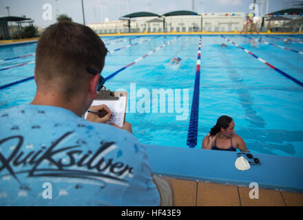 Un bénévole les voies tours pour les participants dans le Marine Corps Community Services Distance de natation course de relais ose le 20 août à la piscine de 50 mètres à bord de Camp Foster, Okinawa, Japon. La distance n'ose course de relais est l'un des nombreux événements de stimuler le moral offert par Marine Corps des Services communautaires qui motive le personnel de canapé pour profiter de la bonne forme physique et une compétition amicale. Pendant la course, les équipes de quatre nageurs ont tour natation 400 mètres tout au long de l'événement. (U.S. Marine Corps photo par le Cpl. Janessa Pon) membres de l'accord de statut des forces en rejoignant leur endurance au cours de natation Dare à distance Banque D'Images