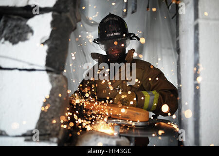 WESTHAMPTON BEACH, NY - Le Sergent Daniel Glenn, un pompier avec la 106e Escadre de sauvetage, exploite une scie pour couper à travers un mur de parpaing renforcée à la FS Gabreski ANG le 25 août 2016. (Garde nationale aérienne des États-Unis / Le sergent Christopher S. Muncy / relâché) 160825-Z-SV144-705 (29336469225) Banque D'Images