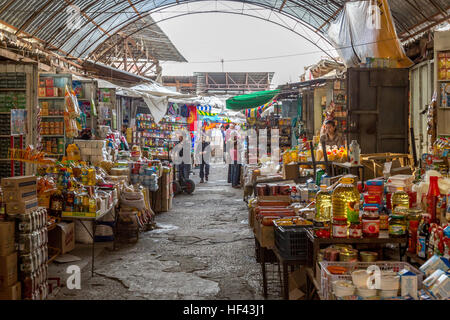 Osh, au Kirghizistan - Octobre 05, 2014 : l'intérieur du Marché Central Banque D'Images