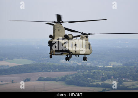 Un hélicoptère CH-47F Chinook, de Compagnie d'Hôtel, 1er Bataillon, 214e Régiment d'aviation, 12e Brigade d'aviation de combat en vol au dessus de Londres, Angleterre, 7 septembre 2016.. Trois CH-47F Chinook du 12e CAB transportés Secrétaire de la défense de l'Ash Carter aviation à RAF Northolt à la Blavatnik School of Government de l'Université d'Oxford. Carter s'est rendu à l'Angleterre et la Norvège pour rencontrer et discuter avec les alliés des opérations de l'ONU. (Photo crédit : SPC. Antonio Ramirez, 12e CAB) 12e CAB vole le secrétaire à la défense Ash Carter en Angleterre 070916-A-LG574-005 Banque D'Images