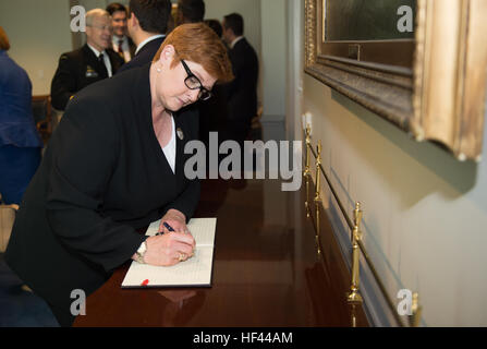 Le ministre de la Défense australien Marise Payne signe le livre d'honneur à la suite d'un cordon de l'accueillir au Pentagone à Washington, D.C., Octobre 5, 2016. (DoD photo par le sgt de l'armée américaine. L'Amber I. Smith) 161005-D-SV709-043 (29839339980) Banque D'Images