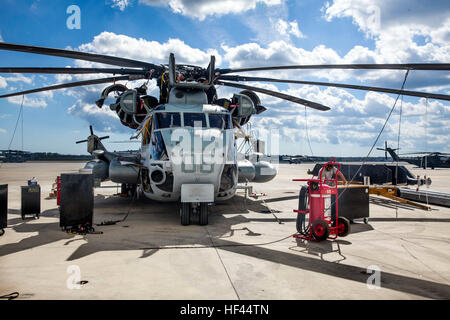 Un Corps des Marines américains CH-53E Super Stallion appartenant à des hélicoptères lourds Marine 461 reçoit une refonte dans le cadre du programme de remise à l'intérieur de l'aile Marine 2e à bord de Marine Corps Air Station New River, N.C., Oct 18, 2016. Réinitialiser le programme est conçu pour prendre de la Force maritime de la flotte CH-53E Super Stallion Helicopters et de révision de toutes les conduites d'alimentation, le câblage, les cellules, moteurs, et tous les autres systèmes d'accomplir un vol prêt flotte de Marine Corps d'hélicoptères. (Marine Corps Photo par Lance Cpl. Anthony J./Brosilow) Parution de l'escadron 29 de la logistique de l'Aviation maritime fait du entretien 161018- Banque D'Images