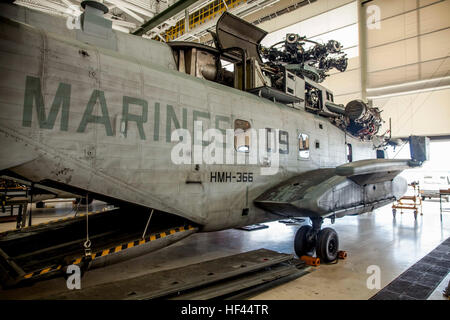 Un Corps des Marines américains CH-53E Super Stallion appartenant à des hélicoptères lourds Marine 366 reçoit une refonte dans le cadre du programme de remise à l'intérieur de l'aile Marine 2e à bord de Marine Corps Air Station New River, N.C., Oct 18, 2016. Réinitialiser le programme est conçu pour prendre de la Force maritime de la flotte CH-53E Super Stallion Helicopters et de révision de toutes les conduites d'alimentation, le câblage, les cellules, moteurs, et tous les autres systèmes d'accomplir un vol prêt flotte de Marine Corps d'hélicoptères. (Marine Corps Photo par Lance Cpl. Anthony J./Brosilow) Parution de l'escadron 29 de la logistique de l'Aviation maritime fait du entretien 161018- Banque D'Images