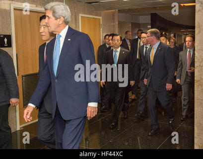 Le Secrétaire de la Défense Ash Carter promenades avec Han Min-koo, République de Corée, Ministre de la Défense nationale, avant qu'un État a accueilli aux États-Unis et République de Corée Réunion au Ministère d'État, Washington, D.C., le 19 octobre 2016. (DoD photo par le sgt de l'armée américaine. L'Amber I. Smith) 161019-D-SV709-034 (30137679270) Banque D'Images