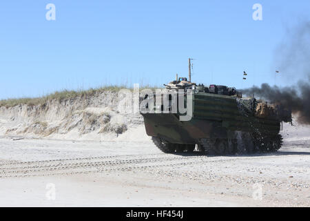 Un assaut amphibie véhicule se déplace vers l'eau lors d'une évaluation d'État de combat du Corps des Marines à Camp Lejeune, en Caroline du Nord, le 24 octobre 2016. Marines avec 3e Bataillon, 8e Régiment de Marines ont travaillé de concert avec les différents éléments tout au long du Groupe de travail air-sol marin en préparation pour un prochain déploiement. (U.S. Marine Corps photo par le Sgt. Clemente C. Garcia) 3d, 8e Bn Marines mener l'entraînement préalable au déploiement 161024-M-SI789-150 Banque D'Images