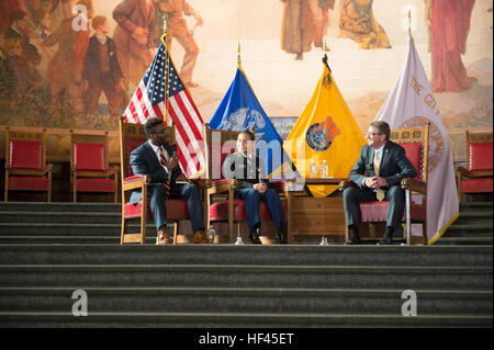 Le Secrétaire de la Défense Ash Carter écoute une question abou la force de l'avenir pendant un événement au City College, New York, N.Y., 1 novembre 2016. (DoD photo par le Sgt armée. L'Amber I. Smith) 161101-D-SV709-162 (30424809590) Banque D'Images