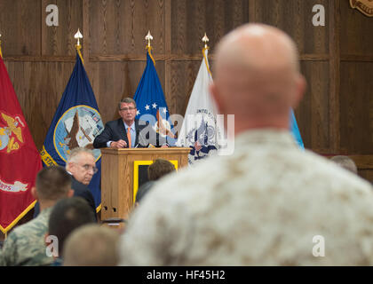 Le Secrétaire de la Défense Ash Carter écoute une question au cours d'un événement de troupes sur Ft. Lenard, bois, Ve 2 novembre 2016. (DoD photo par le Sgt armée. L'Amber I. Smith) 161102-D-SV709-1038 (30746969515) Banque D'Images