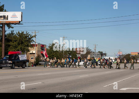 Boy Scouts of America, 597 troupes, participer à la 21e édition du Défilé des anciens combattants, Jacksonville, NC, le 5 novembre 2016. Le Défilé des anciens combattants, organisé par Rolling Thunder Inc. Chapitre NC-5, a été observée par les anciens combattants, les militaires et les résidents de Jacksonville et a montré l'appui des membres des forces armées. (U.S. Marine Corps photo par Lance Cpl. Ursula C. Estrella) Anciens Combattants Day Parade 161105-M-HL407-023 Banque D'Images