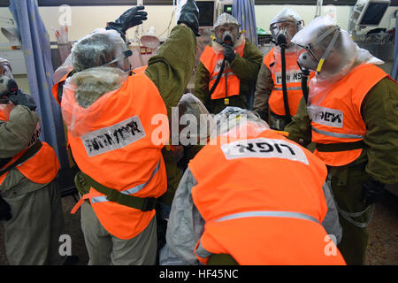 Les Forces de défense israéliennes Accueil commande avant un accident de décontaminer des soldats dans le Centre médical Hillel Yaffe Salle d'urgence, Hadera, Israël, pendant une simulation d'attaque terroriste de l'Armée de l'air comme le général Joseph Lengyel, chef, Bureau de la Garde nationale, les visites en Israël à observer l'exercice Silver Jewel, le 8 novembre 2016. La Garde nationale a un partenariat avec la coopération de sécurité intérieure les HFC. (U.S. La Garde nationale de l'armée photo par le Sgt. 1re classe Jim Greenhill) Joseph Lengyel observe l'exercice Silver Jewel 161108-Z-DZ751-1105 (30256631694) Banque D'Images