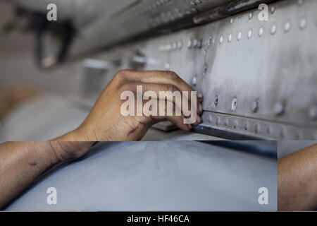 La Marine américaine lance le Cpl. Alejandro, Membreno 463 Escadron d'hélicoptères lourds Marine, mécanicien d'aéronefs, sécurise les boulons à un réservoir auxiliaire de bord sur une aire marine CH-53D Sea Stallion helicopter, le Camp Bastion, l'Afghanistan, le 3 mai 2011. Le réservoir auxiliaire agit comme une réserve de carburant dans l'avion qui fournit une fois que la principale réserve a été diminué. Hawaii Marines mer garder Etalons planeur en Afghanistan 110503-M-CL319-006 Banque D'Images