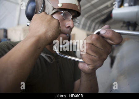 La Marine américaine lance le Cpl. Alejandro, Membreno 463 Escadron d'hélicoptères lourds Marine, mécanicien d'aéronefs, sécurise les boulons à un réservoir auxiliaire de bord sur une aire marine CH-53D Sea Stallion helicopter, le Camp Bastion, l'Afghanistan, le 3 mai. Le réservoir auxiliaire agit comme une réserve de carburant qui alimente l'avion une fois que la principale réserve a été diminué. Hawaii Marines mer garder Etalons planeur en Afghanistan 110503-M-CL319-015 Banque D'Images