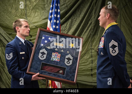 JOINT BASE ELMENDORF-RICHARDSON, Alaska -- une pararescueman avec le 212e Escadron de sauvetage, Alaska Air National Guard, présente une ombre fort au chef Master Sgt. Paul 'Bear' Barendregt, un pararescueman et chef de l'enrôle manager pour le QR 212, au cours de sa retraite cérémonie à la 212ème ici de l'immeuble du siège, le 3 décembre 2016. Depuis l'adhésion à l'Alaska Air National Guard en 1999, Barendregt a devenir des des plus accomplis et reconnaissable de visages de sauvetage en milieu sauvage de l'Alaska. Il est personnellement le mérite de sauver 106 vies sauvées aider 43 autres survivants au cours de Banque D'Images