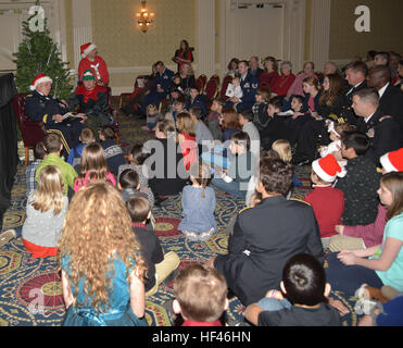 L'Armée américaine, le général Frank Vavala, adjudant général de la Garde nationale de Delaware, lit t'était la nuit avant Noël pour les enfants au cours de l'appartement de concert par le 287e Army Band à Dover Downs, Dover, Delaware, le 8 décembre 2016. (U.S. Photo de la Garde nationale par le sergent. James/Pernol) - parution à Dover Downs Hotel & Casino®. Concert II 161208 garde-Z-GL773-0017 Banque D'Images