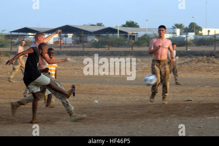 Les Marines du 24e Marine Expeditionary Unit, participer à une approche communautaire de Djibouti où les membres de jouer au soccer à un orphelinat du garçon. Les membres de la 24e MEU faisons soutien la formation à Djibouti. La 24e MEU demeure comme l'un des plus rapide et des unités de la force de réaction rapide, prêt à réaliser une pleine échelle de missions allant de l'aide humanitaire à des opérations de combat à grande échelle. Djibouti Community Outreach DVIDS265553 Banque D'Images