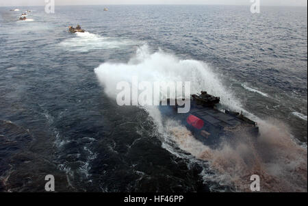 Les véhicules d'assaut amphibie du 2e peloton des véhicules d'assaut amphibie, la Compagnie Alpha, l'Équipe de débarquement du bataillon 1er Bataillon, 9e Régiment de Marines, 24e Marine Expeditionary Unit, qui s'enfonce dans la mer, qu'ils débarquent de l'USS Ashland à Djibouti le 22 mars. La 24e MEU Marines ont mené une série d'accords bilatéraux de soutien et entraînement aux côtés de l'armée française et de Djibouti à Djibouti. alors que servicemembers La 24e MEU est en ce moment sur un déploiement de sept mois à bord des navires du groupe amphibie Nassau comme force de réserve pour le théâtre de la région centrale. Valves d'écarter à Djibouti, Afrique DVIDS26589 Banque D'Images