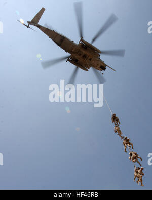 Les Marines de reconnaissance du 2ème peloton de reconnaissance, l'Équipe de débarquement du bataillon 1er Bataillon, 9e Régiment de Marines, 24e Marine Expeditionary Unit, rester suspendu d'un planant CH-53 Super Stallion hélicoptère du milieu marin de l'Escadron 162 Rotor basculant (renforcé) au cours d'une structure d'insertion et l'extraction de l'exercice à Djibouti, en Afrique le 24 mars. 24e MEU Marines ont mené une série d'exercices conjoints de soutien et aux côtés des Français et militaire Djiboutien tout au long de leur visite à Djibouti. La 24e MEU est en ce moment sur un déploiement de sept mois à bord Amphibie Nassau Grou Banque D'Images