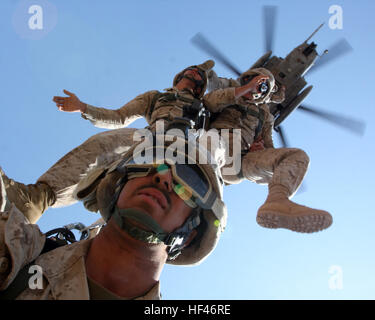 Les Marines du 24e Marine Expeditionary Unit rester suspendue à un hélicoptère CH-53 Super Stallion marines de l'Escadron 162 de moyenne à rotor basculant (renforcé) au cours d'une structure d'insertion et l'extraction de l'exercice à Djibouti, le 24 mars. Diverses organisations non-infanterie de marine a reçu la possibilité de participer à l'exercice de SPIE pour la première fois. La 24e MEU Marines ont mené une série d'exercices conjoints de soutien et aux côtés des Français et militaire Djiboutien tout au long de leur visite à Djibouti. La 24e MEU est en ce moment sur un déploiement de sept mois à bord Nassau ves groupe amphibie Banque D'Images