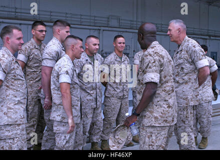 Le général James T. Conway, commandant, et le Sgt. Le major Carlton Kent, sergent-major de la Marine Corps, parlez à marines de l'Administration centrale et de l'Escadron lors de leur visite à la station aérienne le 30 mars. Les principaux dirigeants ont visité plusieurs marines partout au Marine Corps Air Station Miramar pour connaître leurs préoccupations et besoins en tant que Marines. L'USMC-100330-M-5889H-094 Banque D'Images