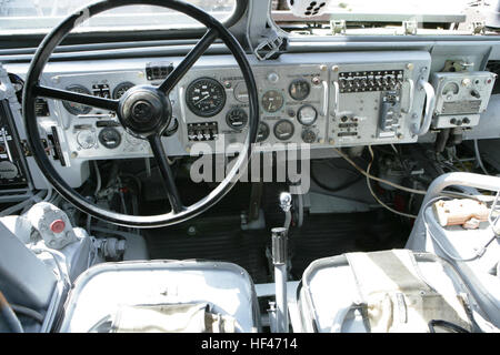 Le volant, les jauges et les contrôles électroniques sont visibles à l'intérieur de la cabine d'un ex-soviétique SA-8 Gecko mobile système de missiles sol-air au Marine Corps Air Station Yuma (Arizona), 3 avril 2010. Naval Surface Warfare Center, Corona Direction employés portés à montrer de l'équipement des Marines des États-Unis et d'autres membres du Service armes et tactiques Instructor 2-10, hébergé par Marine Aviation Escadron 1 armes et tactiques. (U.S. Marine Corps photo par le Sgt. Benjamin R. Reynolds/libéré) 9K33 l'AOS BAZ TÉLÉPHONE volant Banque D'Images