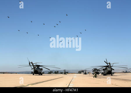 Vingt-deux autres avions de la formation d'hélicoptère d'attaque léger Marine 303 Escadron, Marine Aircraft Group 39, 3rd Marine Aircraft Wing, 1er Marine Expeditionary Force voler plus de Marine Corps Air Station Miramar ligne de vol du 4 avril. Le vol a été réalisée pour démontrer la capacité de l'antenne de l'escadron. Le major-général Thomas L. Conant, commandant général du 3ème MAW a piloté l'avion de tête, un AH-1W SUPER Cobra.' d'autres avions impliqués dans l'exercice de formation ont été l'AH-1Z 'Viper', 'Huey UH-1N' et l'UH-1Y 'yankee'. USMC-050410-M-6796M-002 Banque D'Images