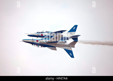 La Japan Air Self-Defense Force's Blue impulse l'équipe de voltige aérienne exposition effectue des manœuvres en formation au cours de la Journée de l'amitié au Marine Corps Air Station Iwakuni, Japon, le 5 mai 2010. L'amitié est un événement annuel à la station dans laquelle les ressortissants japonais aux États-Unis, les membres du Service, les employés du gouvernement et leurs familles se réunissent pour célébrer la longue amitié entre les deux pays en accueillant l'un des plus grands du Japon montre l'air. (U.S. Marine Corps photo par Lance Cpl. John M./Raufmann) Parution d'avion Kawasaki Blue Impulse Banque D'Images