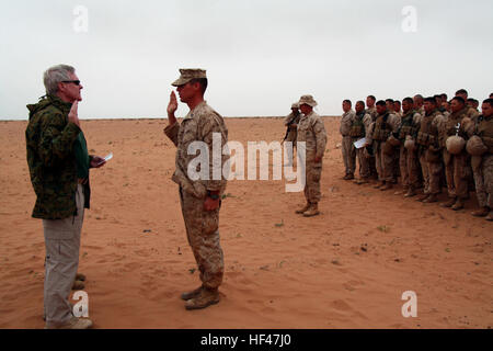 CAP DRAA DOMAINE DE FORMATION, Maroc - l'honorable Ray Mabus, Secrétaire de la Marine américaine, favorise le Capitaine Todd Schunk, une réserve marine de Jacksonville, en Floride, au grade de major dans un champ ici cérémonie le 5 juin. Schunk est le directeur général de la société F, 4e bataillon de chars. Il est ici avec ses marins pendant environ trois semaines pour participer à l'exercice Lion d'Afrique 2010, un théâtre interarmées et interalliées coopération sécurité exercice effectué chaque année avec les forces marocaines. L'USMC-100605-M-0493G-057 Banque D'Images