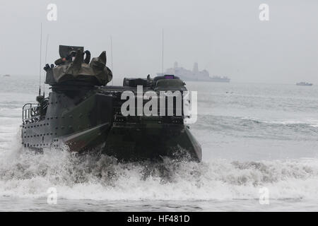 Les Marines américains avec le 4ème peloton, Compagnie C, 3e bataillon amphibie assaut, 1 Division de marines, drop off marines à des fins spéciales ci-joint Task Force 24 air-sol marin et les membres en service de 10 nations différentes sur une plage à Ancon, Pérou, le 7 juillet. L'unité est engagée dans le dock transport USS New Orleans, dans le cadre de l'opération de partenariat des Amériques et le Sud de l'échange, un exercice amphibie combinée visant à renforcer des partenariats de coopération avec les forces maritimes de l'Argentine, le Mexique, le Pérou, le Brésil, l'Uruguay et la Colombie. Partenariat de l'échange 201 Americas-Southern Banque D'Images