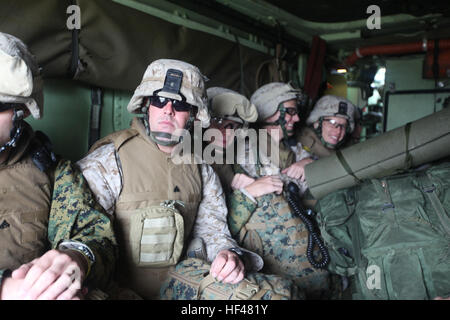 Les Marines américains avec le 4ème peloton, Compagnie C, 3e bataillon amphibie assaut, 1 Division de marines, drop off marines à des fins spéciales ci-joint Task Force 24 air-sol marin et les membres en service de 10 nations différentes sur une plage à Ancon, Pérou, le 7 juillet. L'unité est engagée dans le dock transport USS New Orleans, dans le cadre de l'opération de partenariat des Amériques et le Sud de l'échange, un exercice amphibie combinée visant à renforcer des partenariats de coopération avec les forces maritimes de l'Argentine, le Mexique, le Pérou, le Brésil, l'Uruguay et la Colombie. Partenariat de l'échange 201 Americas-Southern Banque D'Images