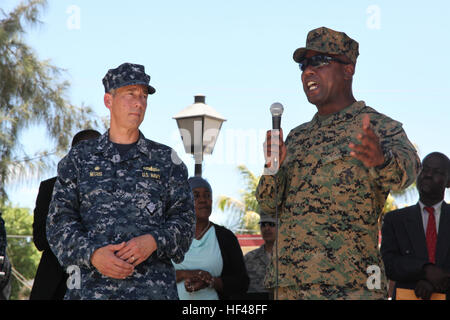 Le sergent d'artillerie. Felder Domond, originaire de Port-au-Prince, Haïti, et traducteur pour le Capitaine de vaisseau Thomas M. Negus, commodore de 2010, promesse continue parle Creole aux Haïtiens au cours d'une cérémonie d'amitié, 3 août 2010, à Port-de-Paix, Haïti. Les Marines et les marins de l'USS Iwo Jima a passé dix jours à Port-de-Paix et de Saint-Louis du Nord fournissant médial, de soins dentaires, d'optométrie et de l'ingénierie de l'aide aux citoyens haïtiens. Marines remontent à leurs racines en Haïti DVIDS309076 Banque D'Images