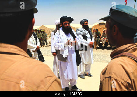 Sayed Ahmad Mukhtar Haqqani, le directeur de l'Helmand du Hadj, les adresses militaires de l'Armée nationale afghane et la Police nationale afghane recrues à l'Académie de sécurité commune Shora Bak au Camp Sapadalure, l'Afghanistan du 3 août. Le major-général Richard P. Mills et un groupe de dirigeants religieux de la province d'Helmand a récemment tenu des réunions pour discuter de la culture afghane et d'opérations militaires pendant le mois de Ramadan. Les chefs religieux de l'Helmand visiter le Camp Sapadalure DVIDS306404 Banque D'Images